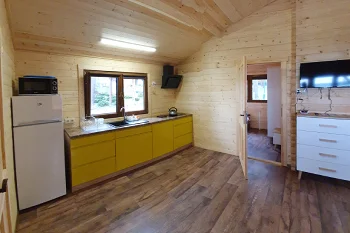 KORMORAN - Świerk salonik z aneksem kuchennym